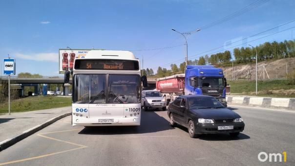 В Новосибирске на Бердском шоссе образовалась пробка из-за ДТП