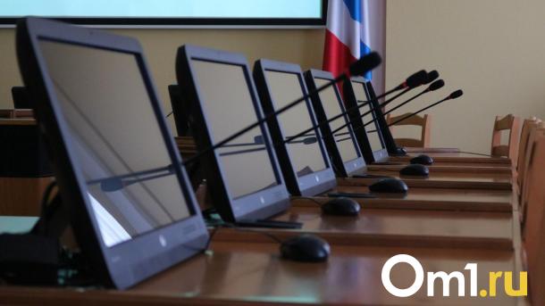 Зарплаты омских чиновников увеличились на треть в 2023 году