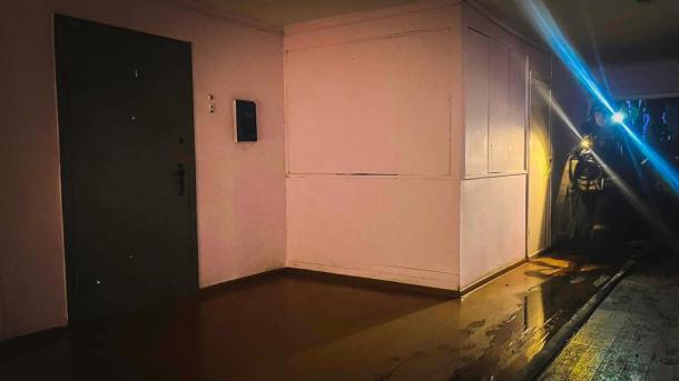 Весь дом заволокло дымом: в омском подъезде загорелся тамбур