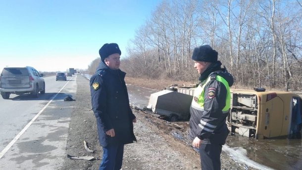 Пассажирский автобус перевернулся под Новосибирском, есть погибший
