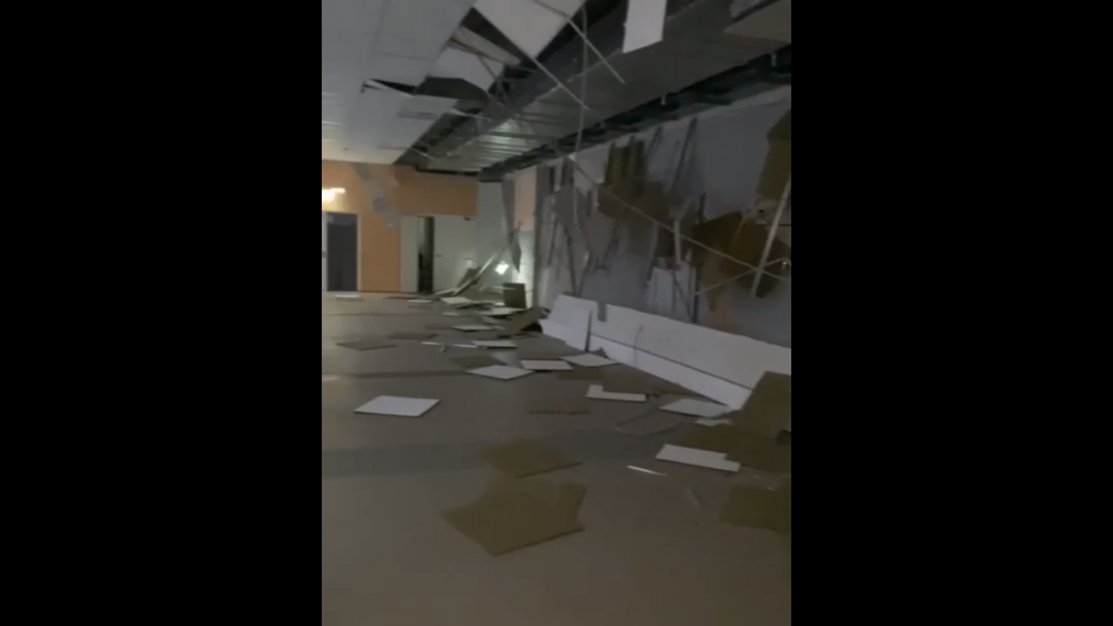 В школе, которую должны были открыть после каникул, обвалился потолок