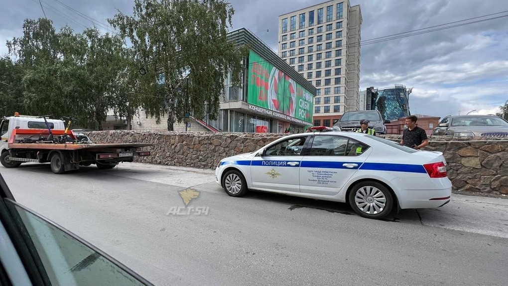 Эвакуатор забрал незаконно припаркованные самокаты в Новосибирске. ФОТО