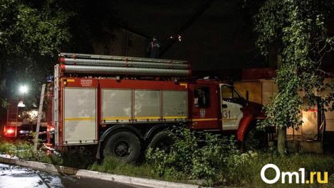 В Омске подожгли бытовку с тремя рабочими