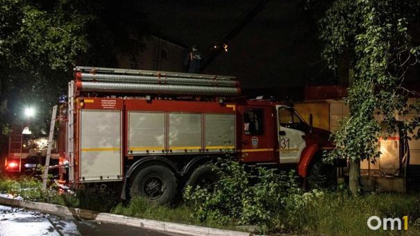 В Омске подожгли бытовку с тремя рабочими