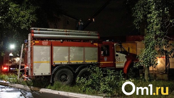 В Омске подожгли бытовку с тремя рабочими