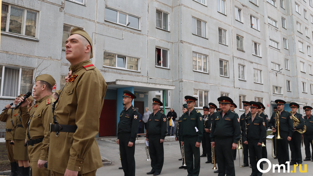 Военный оркестр под окнами многоэтажки: в Новосибирске для ветерана ВОВ провели личный парад Победы. РЕПОРТАЖ