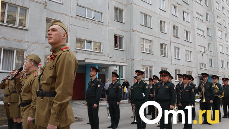 Военный оркестр под окнами многоэтажки: в Новосибирске для ветерана ВОВ провели личный парад Победы. РЕПОРТАЖ