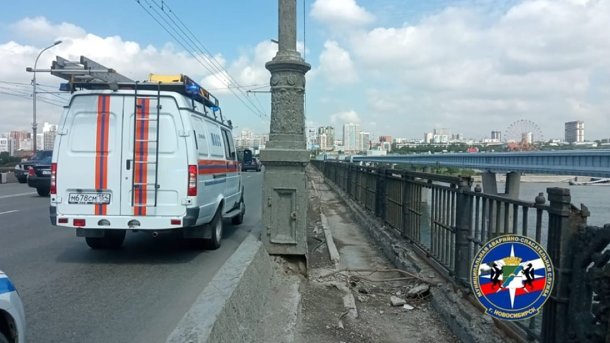 Девочку-подростка заметили за ограждением Октябрьского моста в Новосибирске