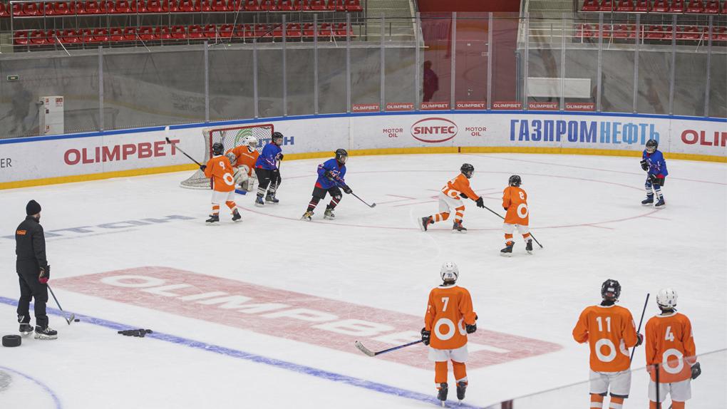 Именитые омские спортсмены провели мастер-класс для юных хоккеистов