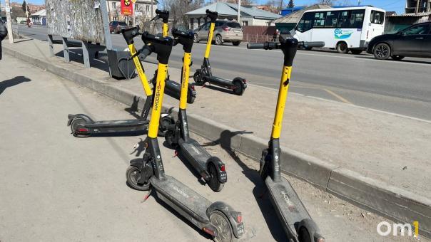 Омские власти запретили оставлять прокатные самокаты в центре города