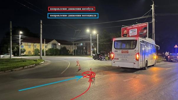 В Омске автобус с 20 пассажирами столкнулся с мотоциклом — есть пострадавшие