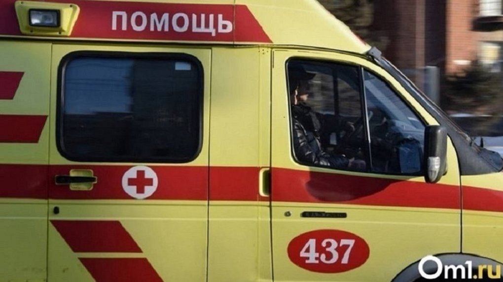 В Омской области девушка прокатилась на капоте и попала в больницу