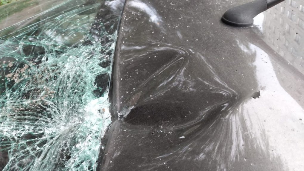 В Омске мужчина бросил электросамокат в лобовое стекло такси, которое чуть не сбило его