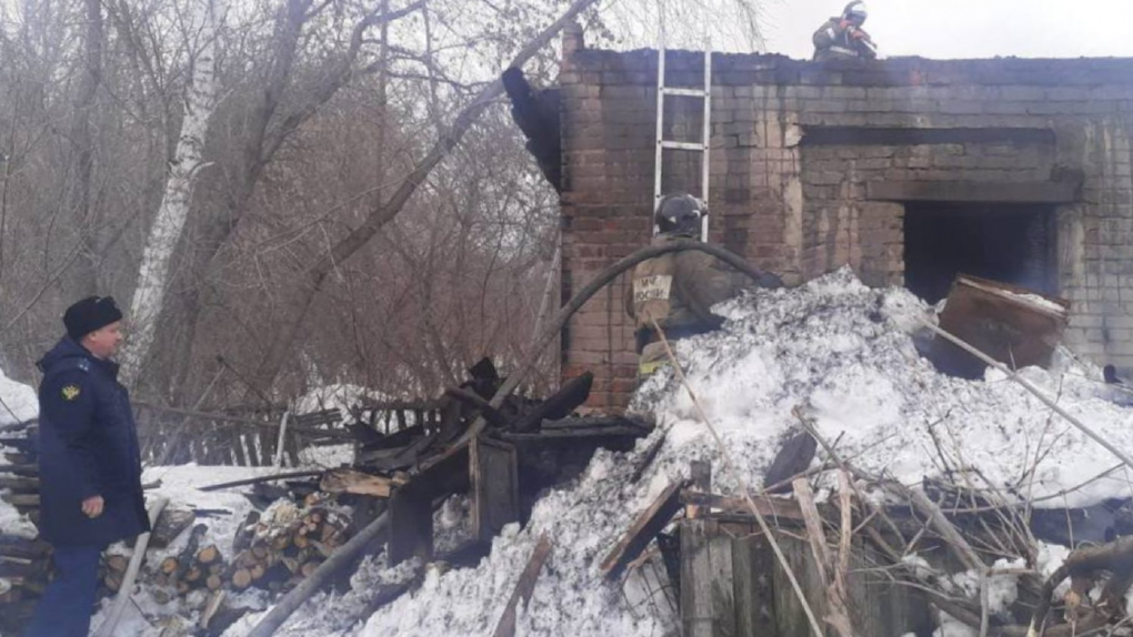 Погибли двое детей: сотрудники МЧС назвали возможную причину пожара под Новосибирском