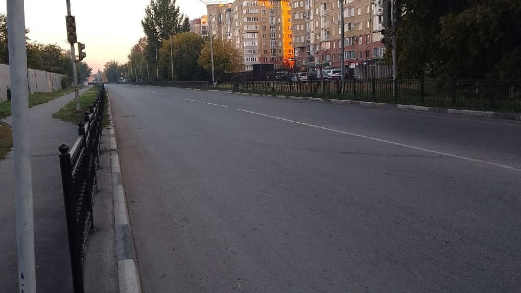 «Мы не ищем лёгких путей»: в Омске дорожники установили светофор в 30 шагах от пешеходного перехода