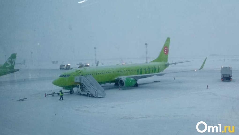 «Было холодно, отключался свет»: авиапассажиры Новосибирска экстренно провели ночь в аэропорту Магадана