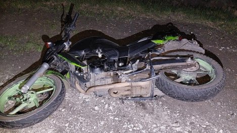 Под Омском в результате ДТП с участием мотоцикла один человек погиб и один пострадал
