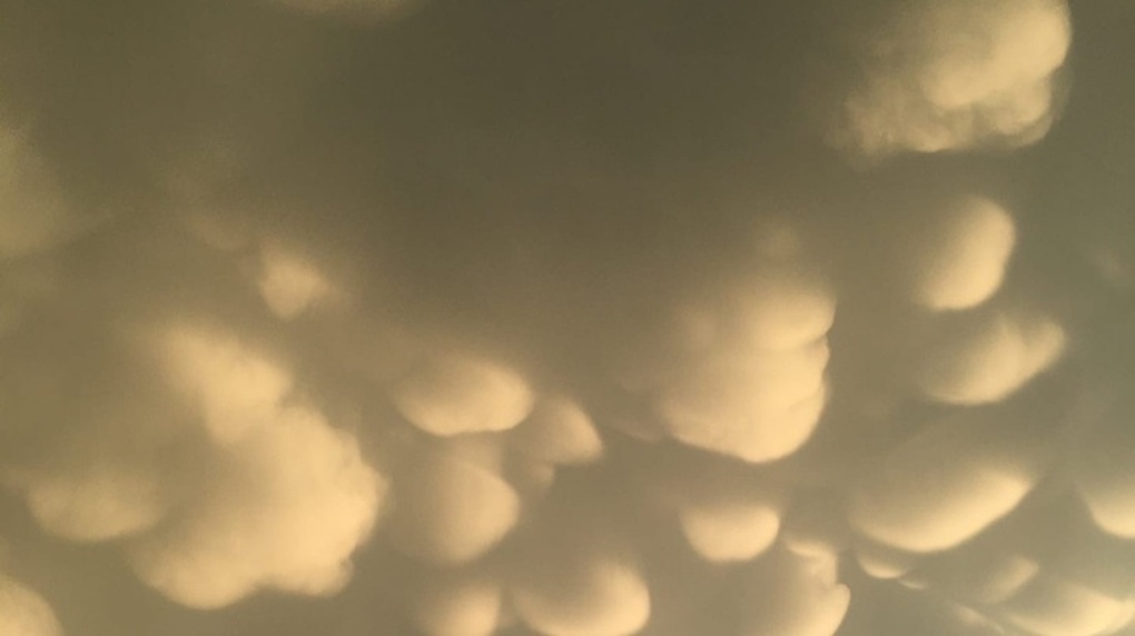Облака чужие берега а я поранилась. Вымеобразные облака в Новосибирске. Необычные облака. Облака форма. Облака странной формы.