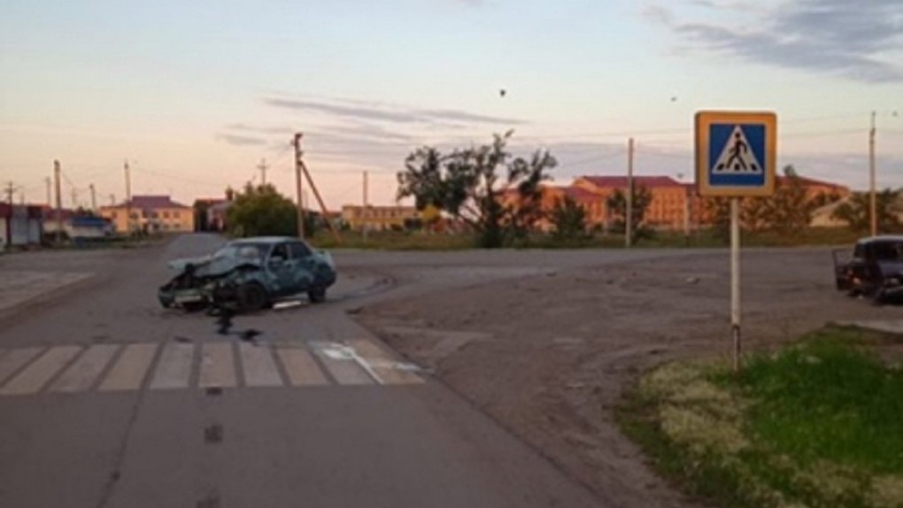 В Омской области несовершеннолетний сел за руль и устроил аварию, где пострадала его младшая сестра