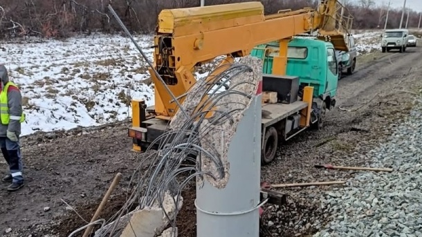 Грузовой поезд столкнулся с автовышкой в Омской области