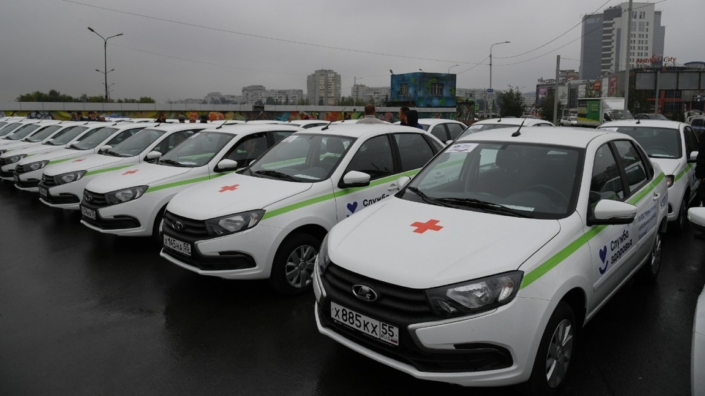 Около ста новых автомобилей получили омские центральные районные больницы от партии «Единая Россия»