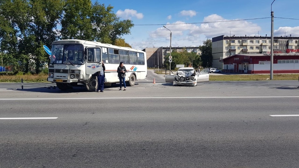 Автобус с пассажирами врезался в иномарку на трассе в Новосибирской области