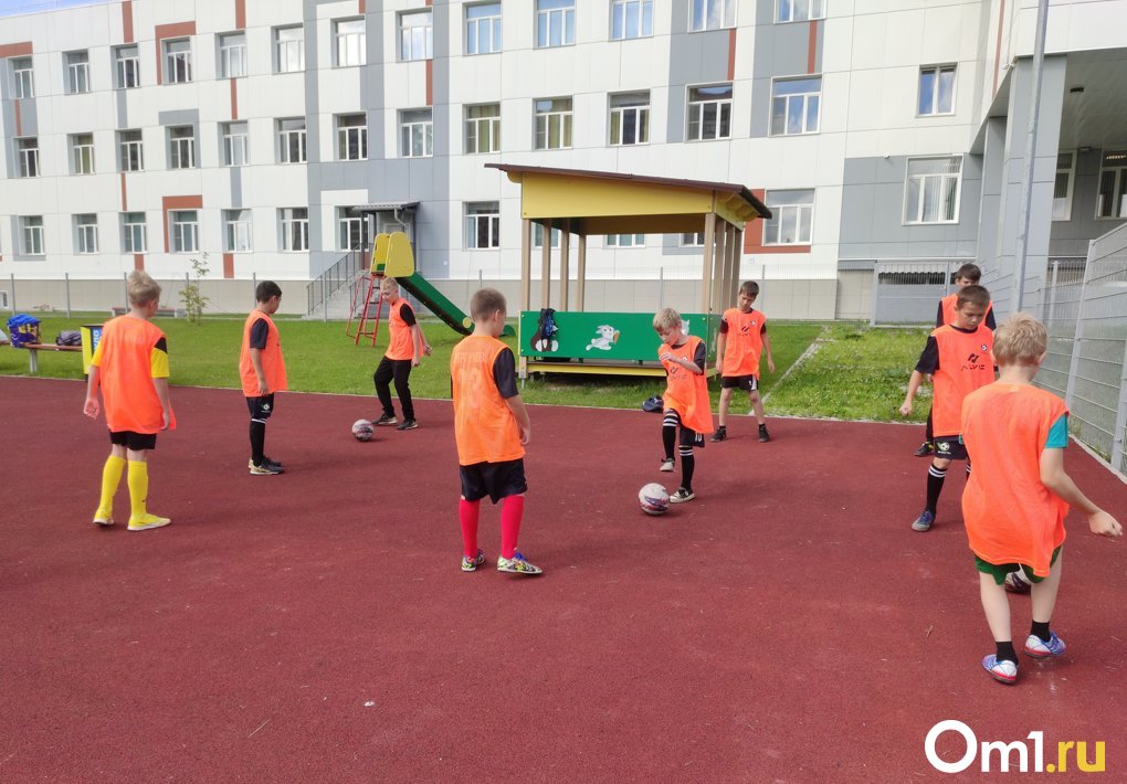 «Мы получили много эмоций»: большой турнир по дворовому футболу для подростков провели в Новосибирске
