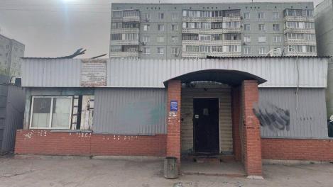 В Омске мужчина из-за сильного ветра упал с крыши и погиб