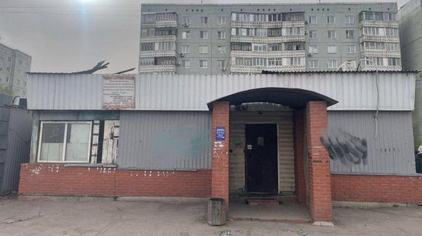 В Омске мужчина из-за сильного ветра упал с крыши и погиб