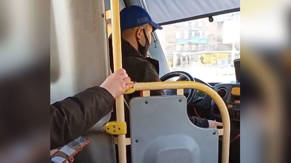 «Выгнал из транспорта за грубость»: конфликт водителя и пассажира новосибирской маршрутки попал на видео