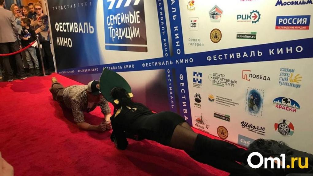 Никита Кологривый посоревновался в планке с новосибирской блогершей