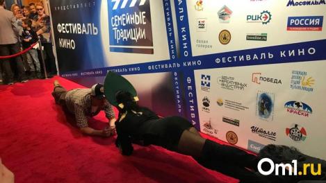 Никита Кологривый посоревновался в планке с новосибирской блогершей