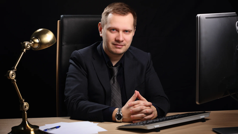 Завораживает с первых минут: об острых моментах триллера о контрразведчике рассказал режиссёр Куликов