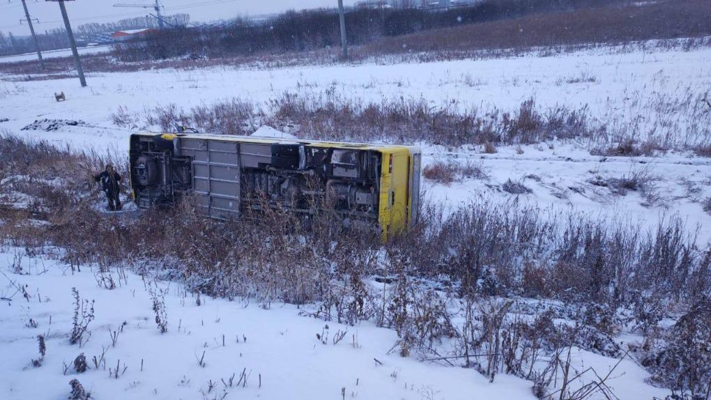 Пассажирский автобус опрокинулся в кювет в Новосибирском районе