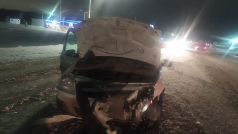 В Омском районе два автомобиля не поделили дорогу на выезде с заправки