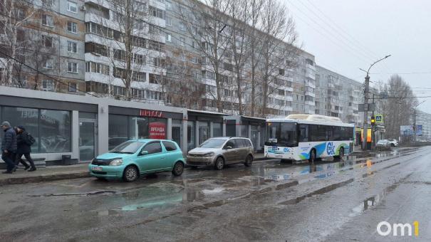 В Омске на остановке «24-я Северная» пассажирку обокрали за секунды