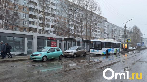 В Омске на остановке «24-я Северная» пассажирку обокрали за секунды