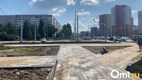 Коляски на дороге и тротуары в песке: как выглядит бульвар Архитекторов за месяц до открытия
