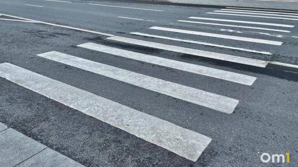В Омске машина пролетела через переход, по которому шла толпа детей