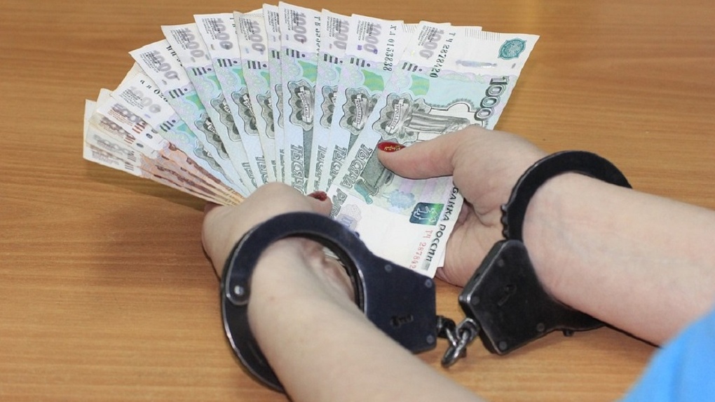 Омский бизнесмен попытался дать взятку полицейскому и попался