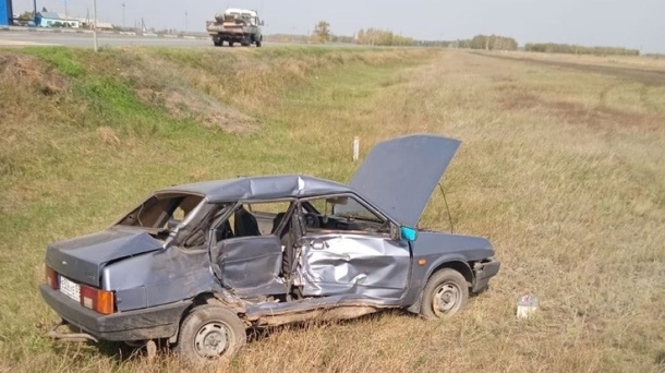 Двухлетняя девочка вылетела на дорогу после аварии под Омском