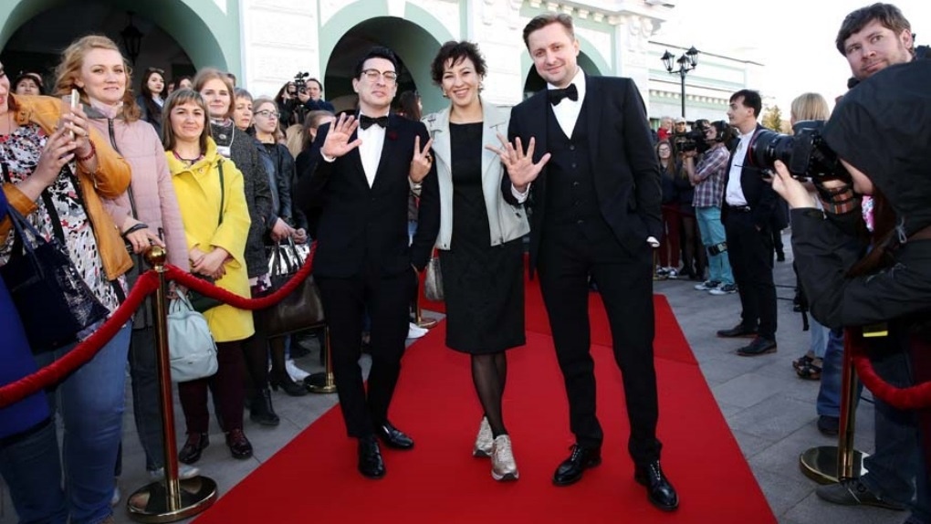 Омск здесь. Эпическое открытие фестиваля. Кинофестиваль омск. Открытие кинофорума в омске. Кинофестиваль омск.