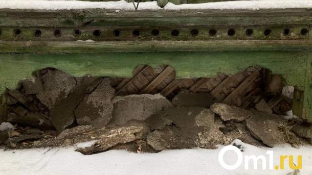 В Омске после ремонта крыши в двухэтажном доме обрушился потолок