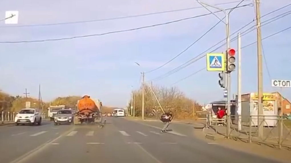 Очевидец выложил жуткое видео, в котором ЗИЛ переехал насмерть мальчика из Омска