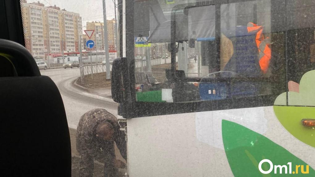 На омском Левобережье автобус влетел в дорожный знак