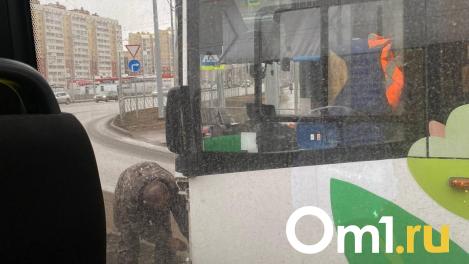 На омском Левобережье автобус влетел в дорожный знак