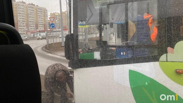 На омском Левобережье автобус влетел в дорожный знак