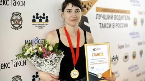 Таксистка из Новосибирска спела в Чечне частушки про разбитые дороги столицы Сибири