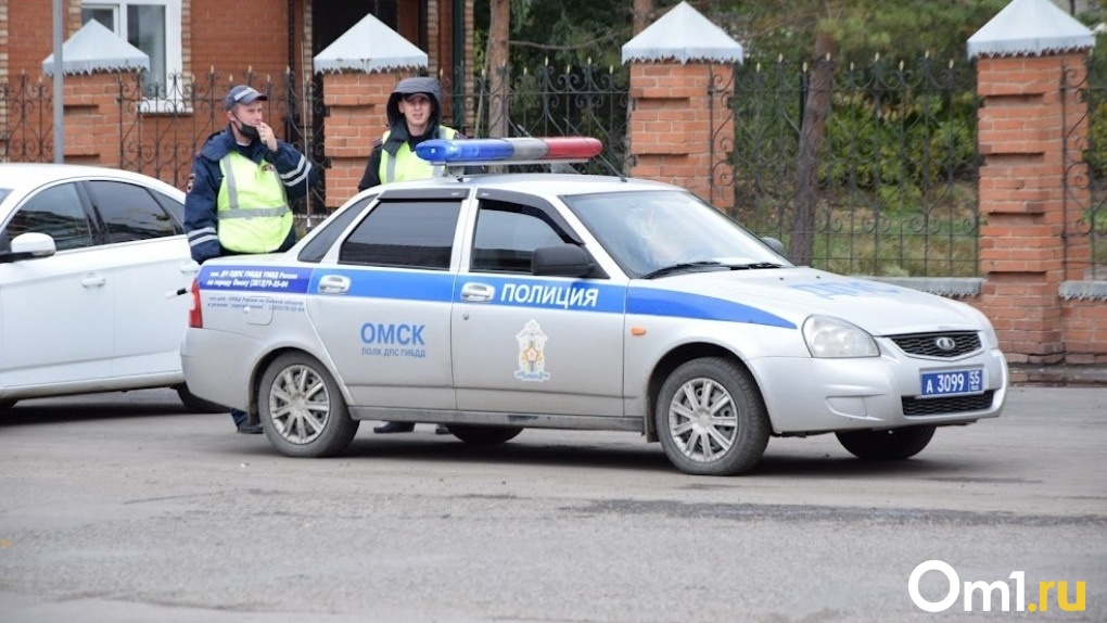 Омские автоинспекторы по видео нашли водителя, который чуть не сбил пешехода