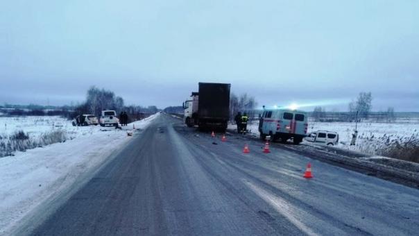 На трассе Тюмень-Омск тройное ДТП: погиб пассажир легковушки